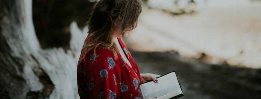 woman reading bible and how to know god